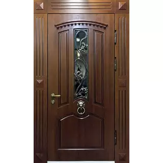 Парадная уличная дверь с декоративной стучалкой